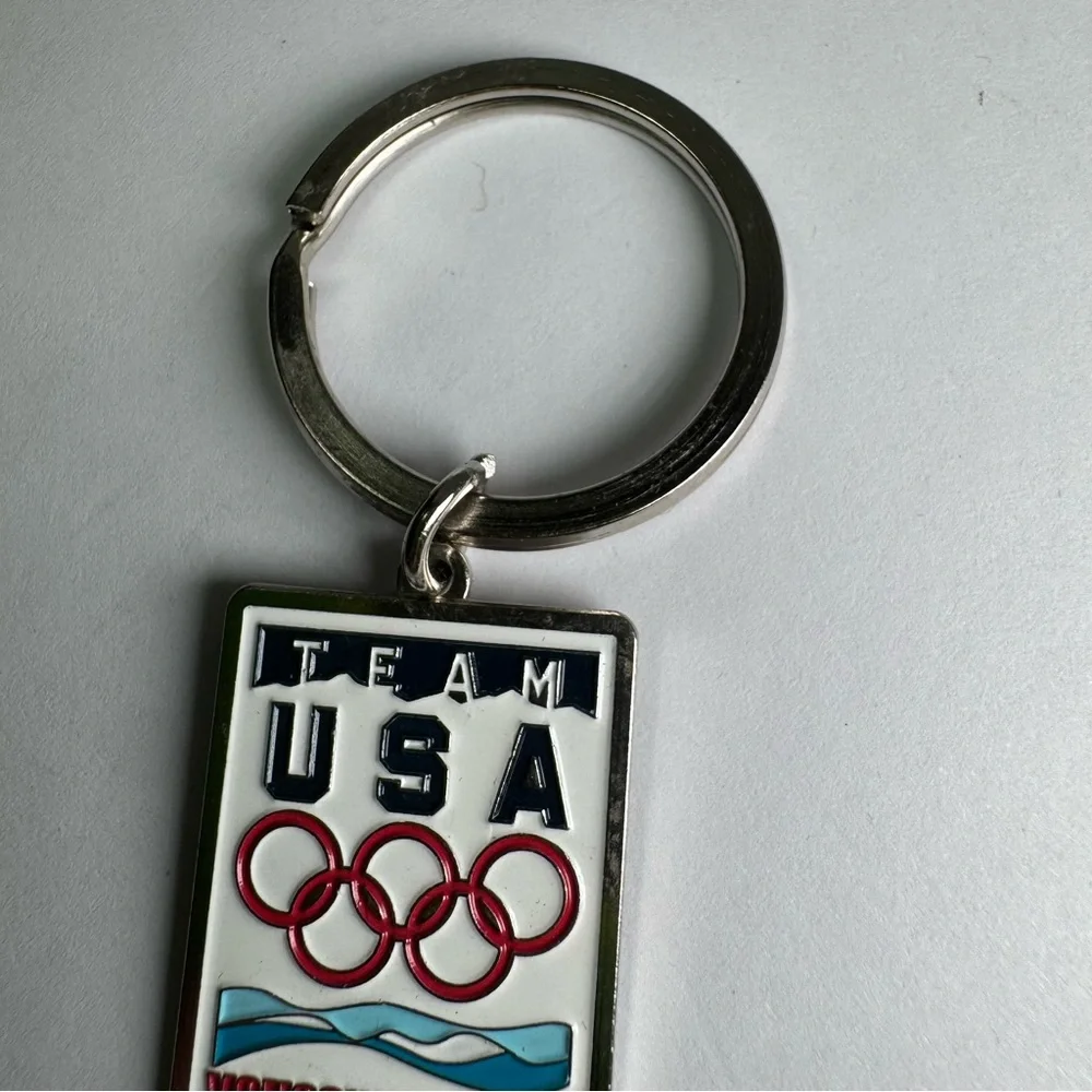 OLYMPIC Team USA Vancouver 2010  SilverTone Enamel Keychain Aminco Made In China